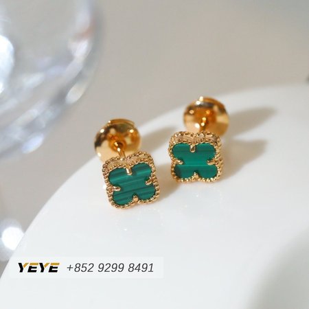 Women Van Cleef & Arpels Alhambra Earrings